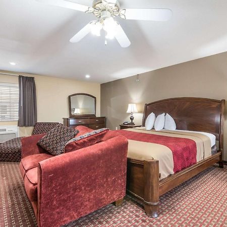 Econo Lodge Inn & Suites Bryant Bagian luar foto