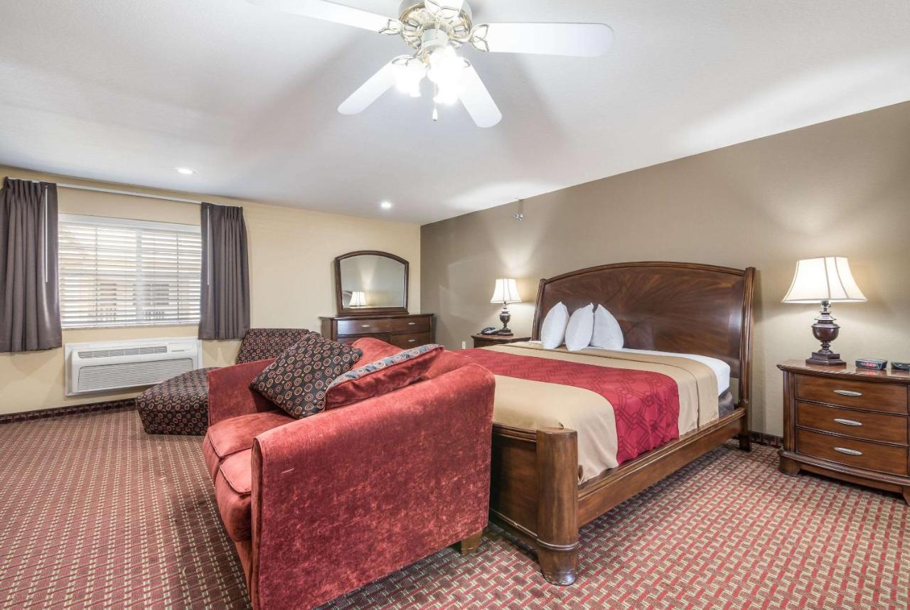 Econo Lodge Inn & Suites Bryant Bagian luar foto