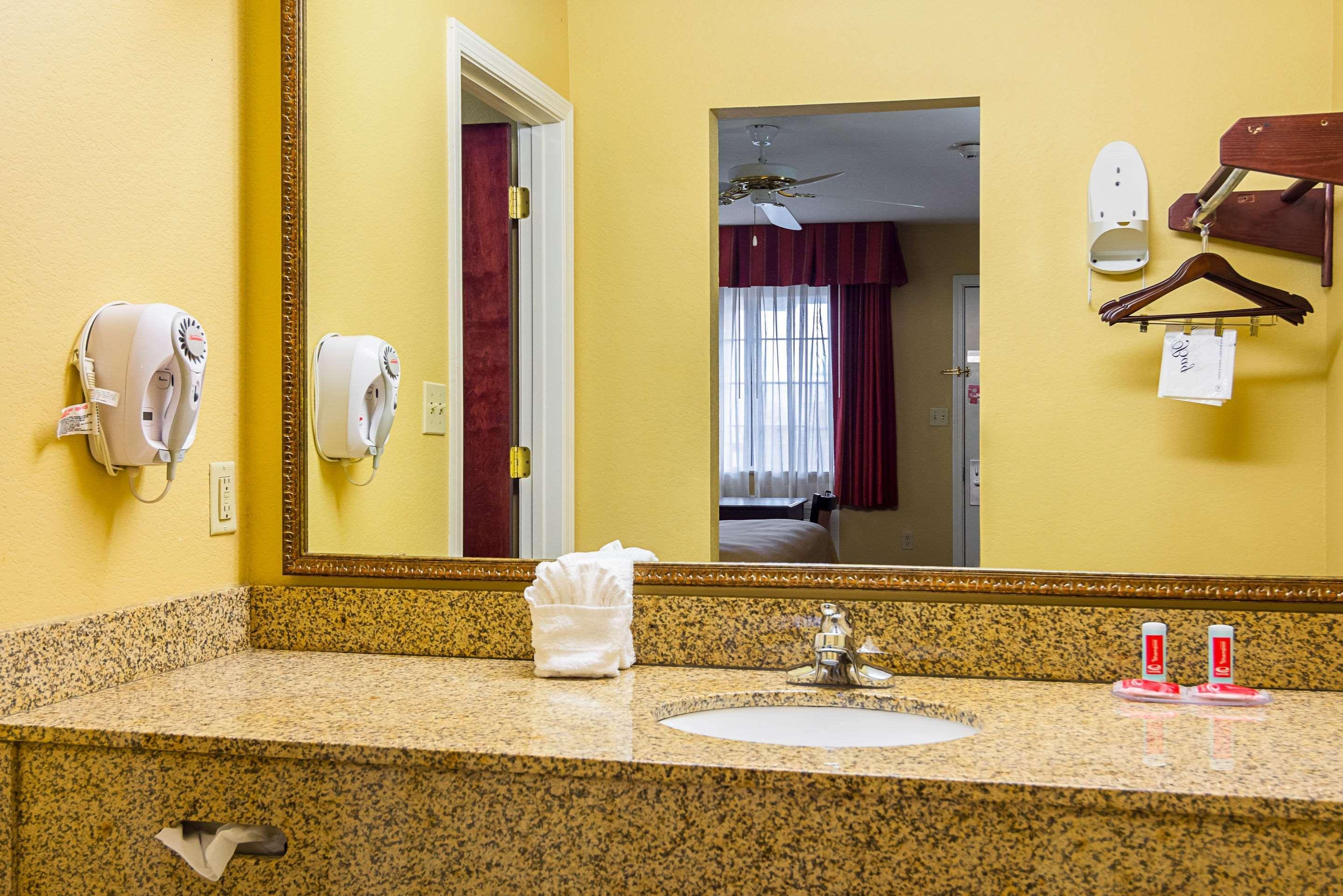 Econo Lodge Inn & Suites Bryant Bagian luar foto