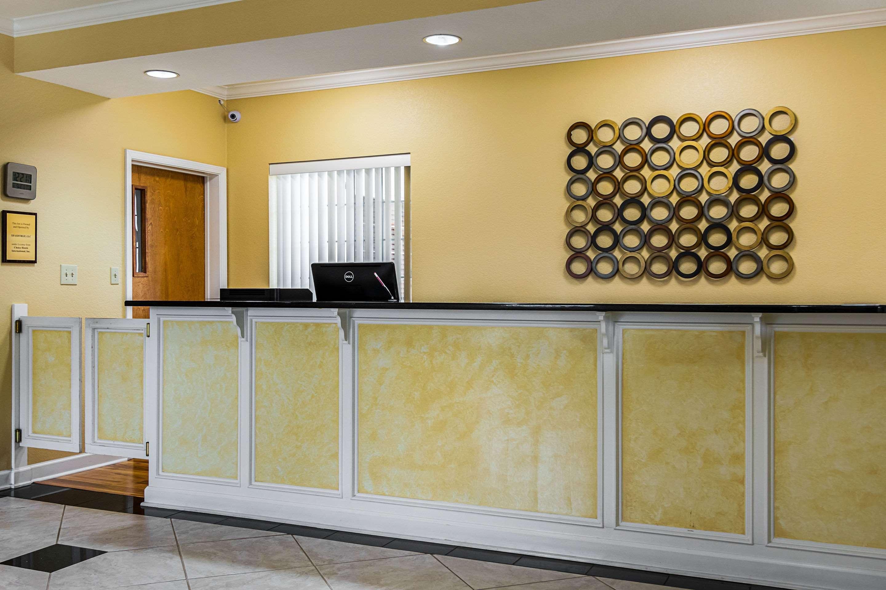 Econo Lodge Inn & Suites Bryant Bagian luar foto