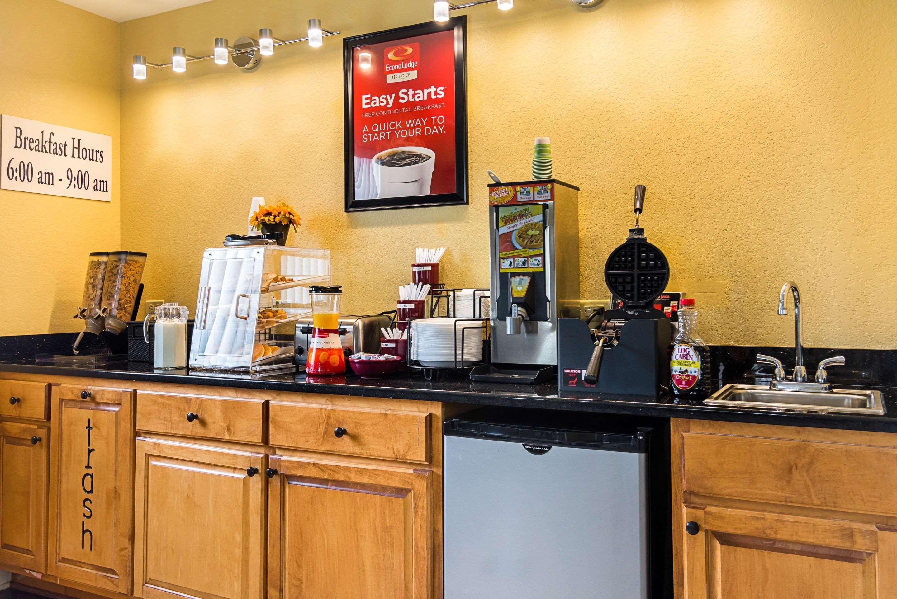 Econo Lodge Inn & Suites Bryant Bagian luar foto