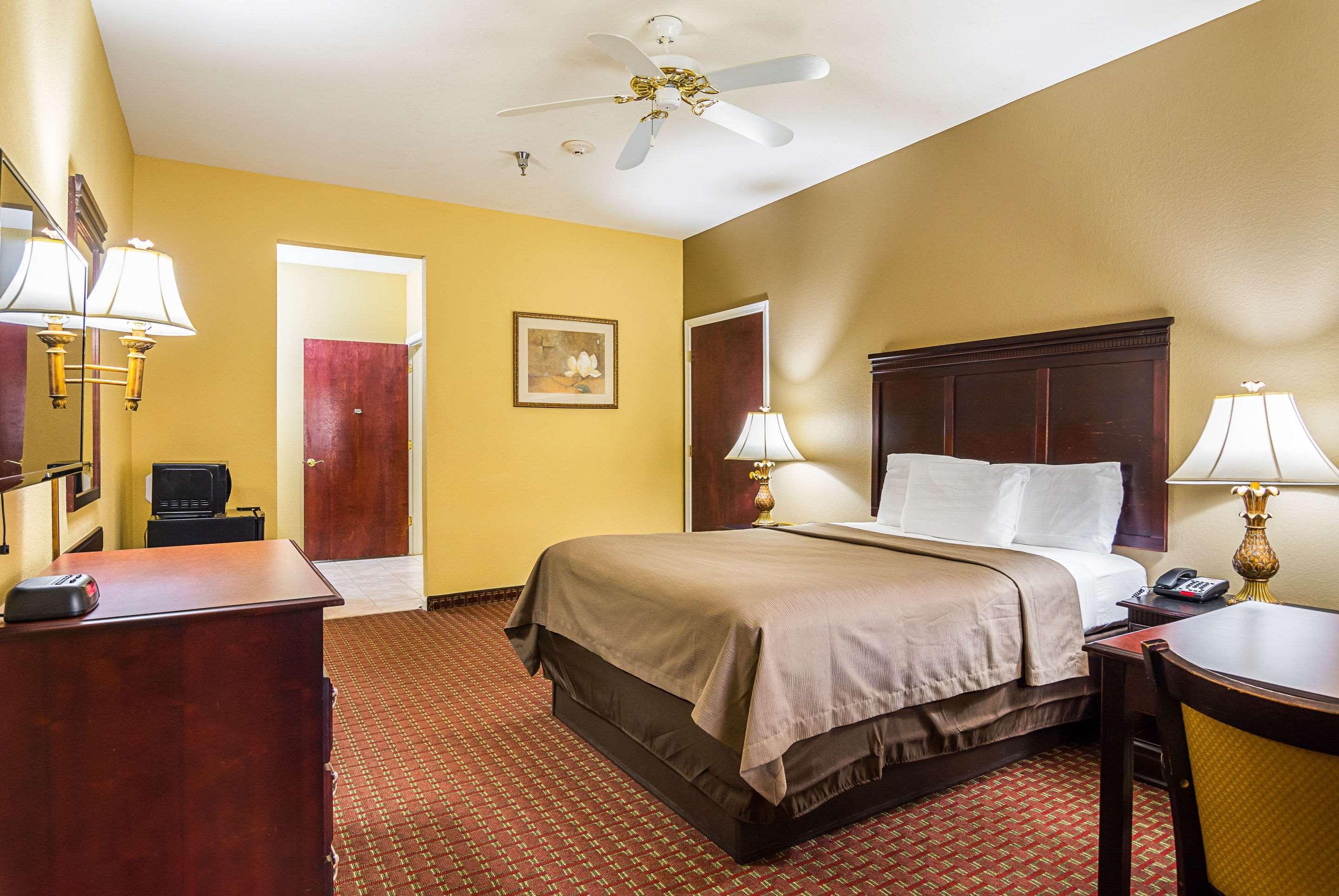 Econo Lodge Inn & Suites Bryant Bagian luar foto