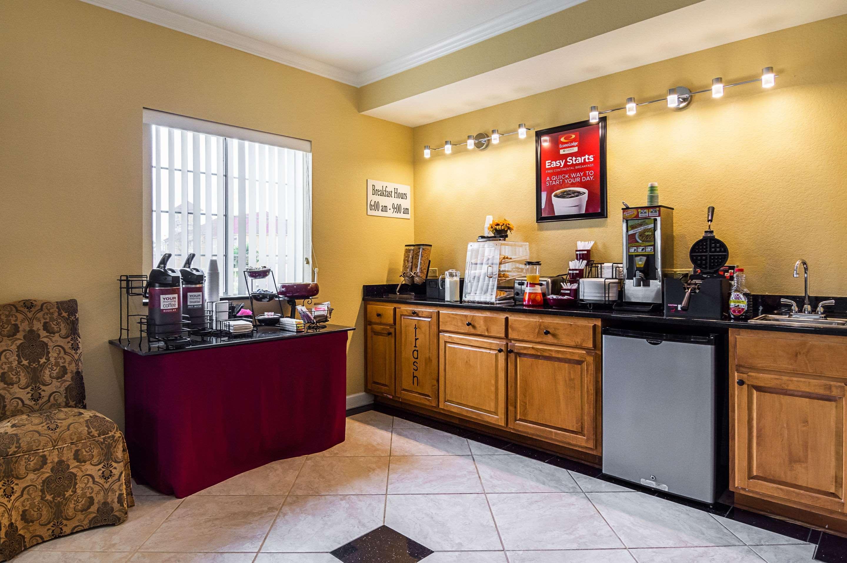 Econo Lodge Inn & Suites Bryant Bagian luar foto