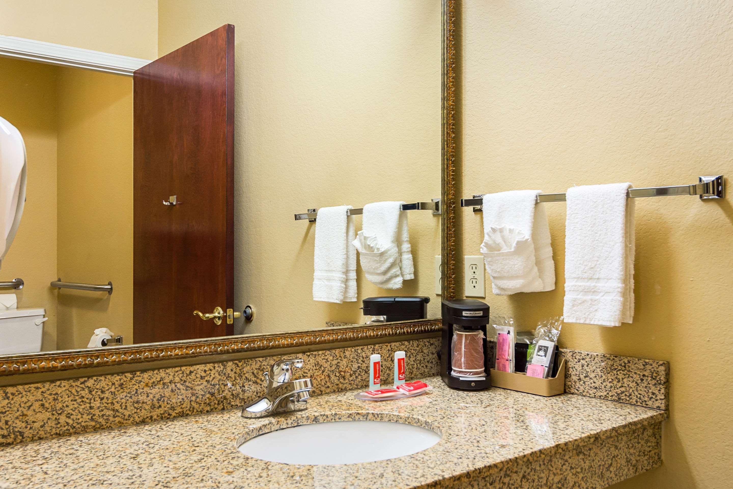 Econo Lodge Inn & Suites Bryant Bagian luar foto