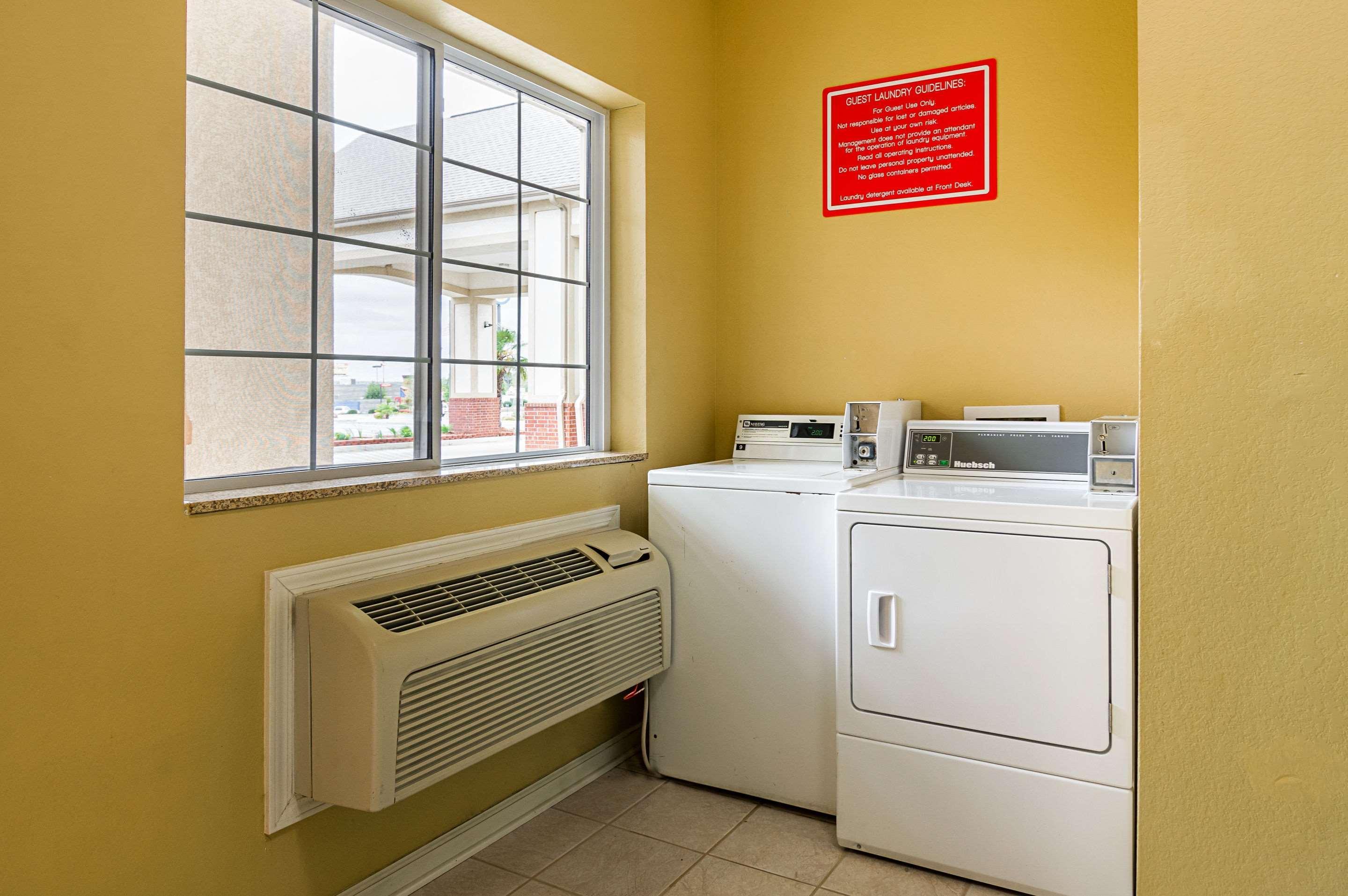 Econo Lodge Inn & Suites Bryant Bagian luar foto