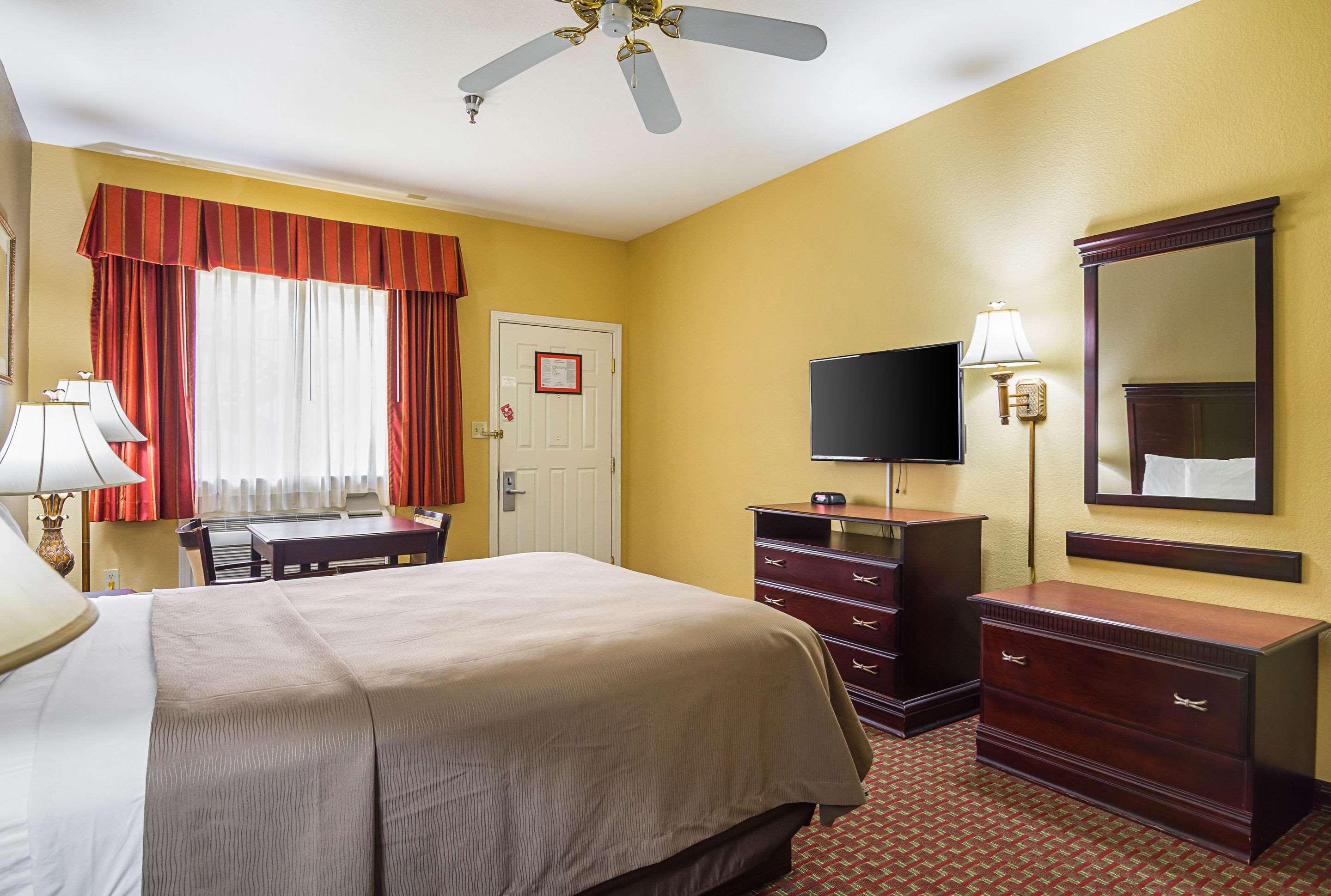 Econo Lodge Inn & Suites Bryant Bagian luar foto