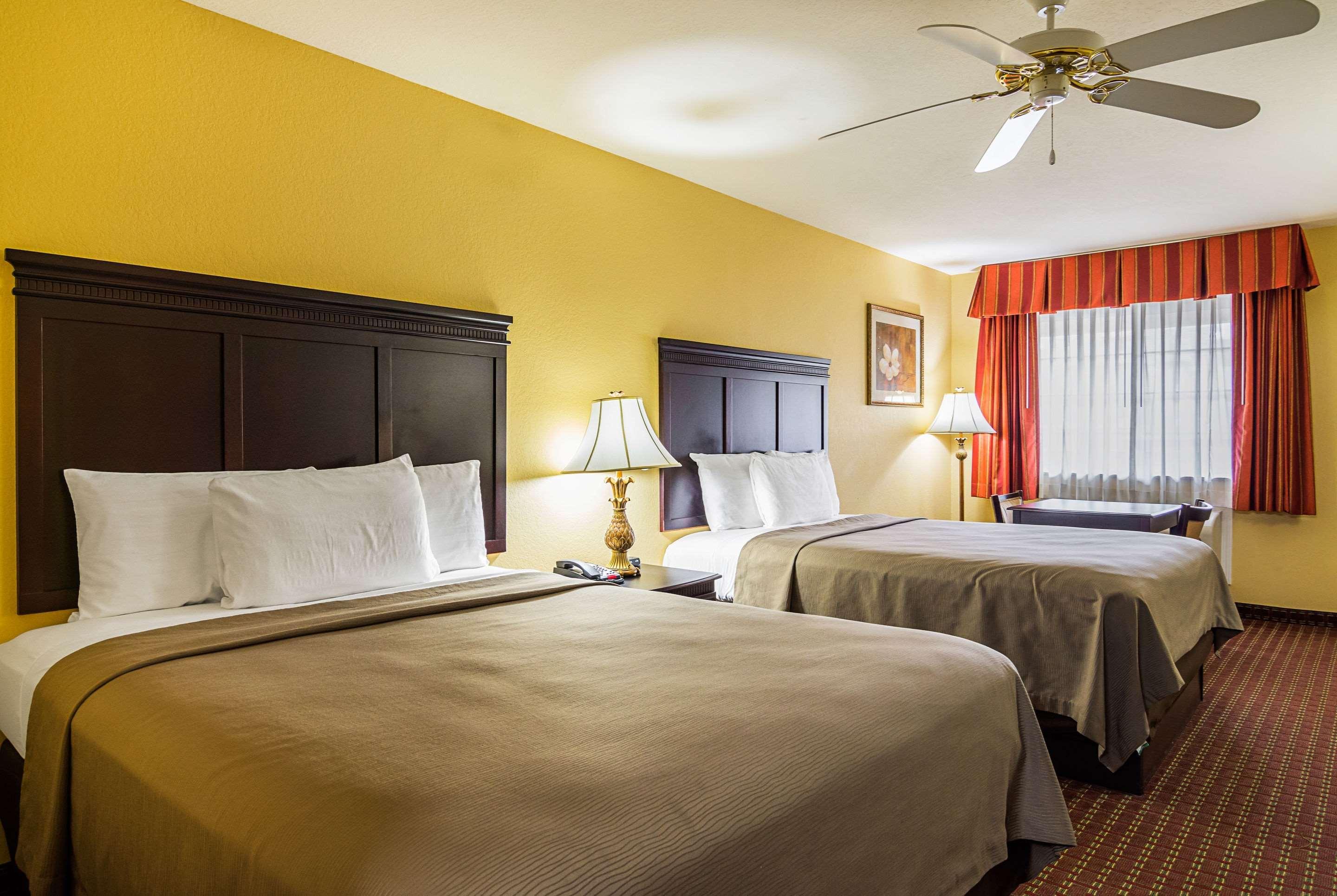 Econo Lodge Inn & Suites Bryant Bagian luar foto