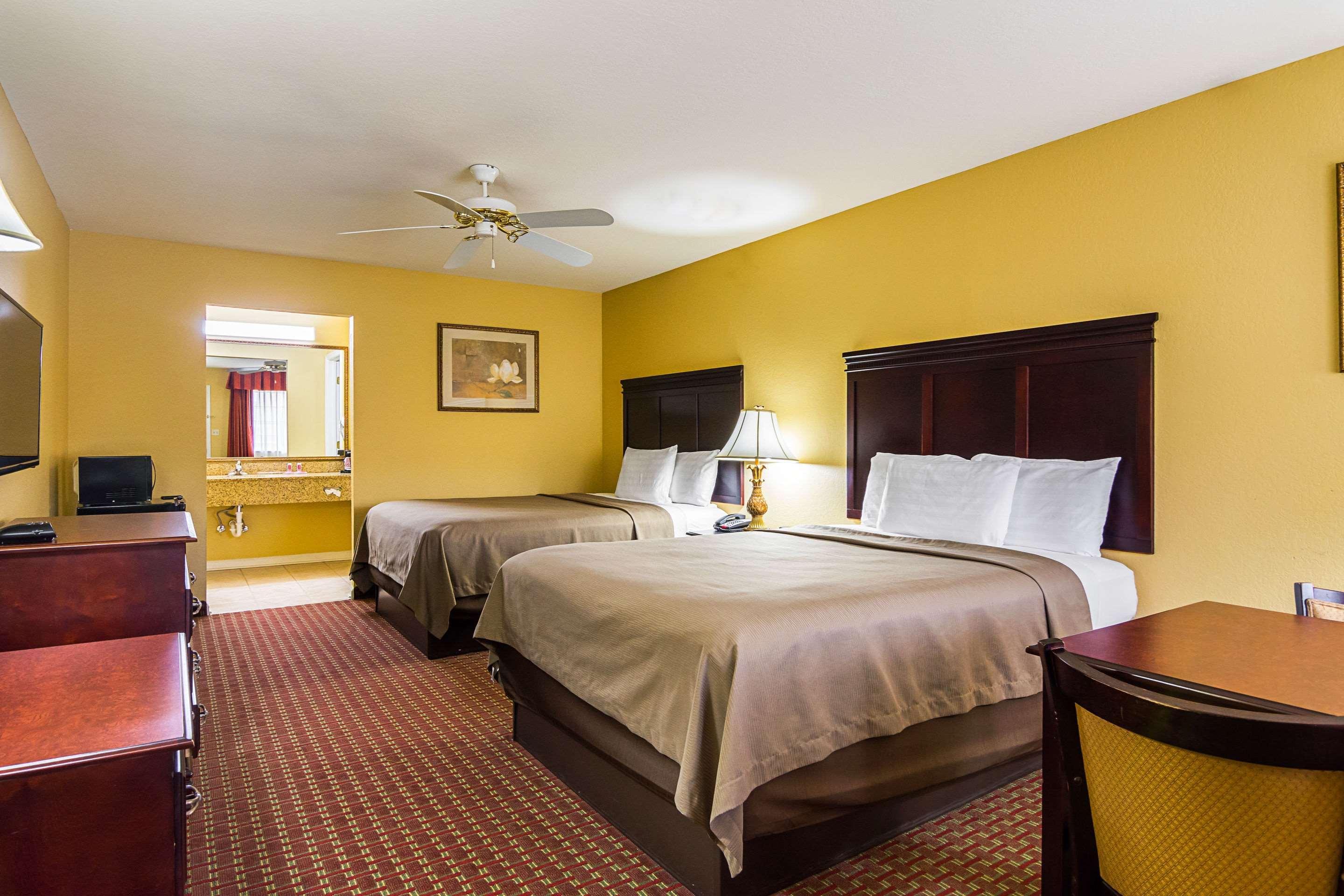 Econo Lodge Inn & Suites Bryant Bagian luar foto