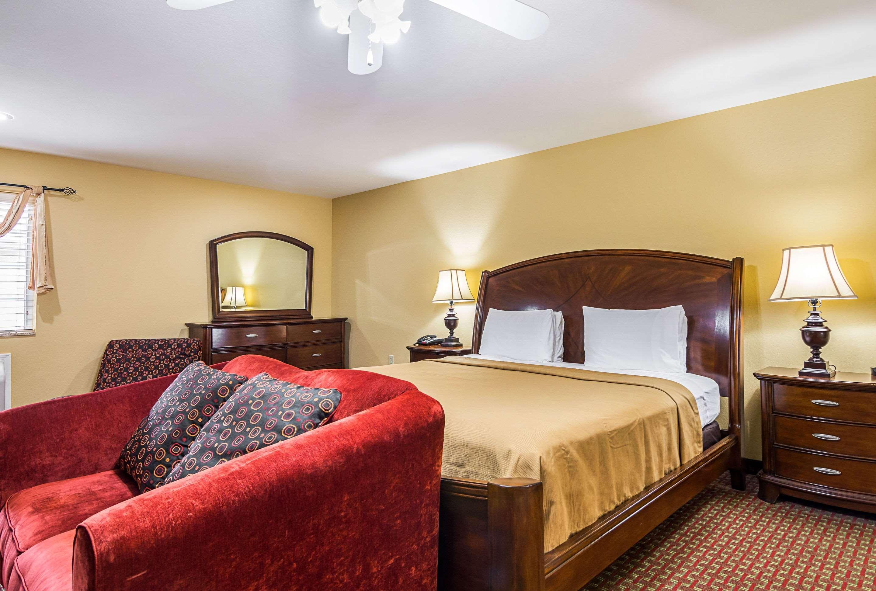 Econo Lodge Inn & Suites Bryant Bagian luar foto