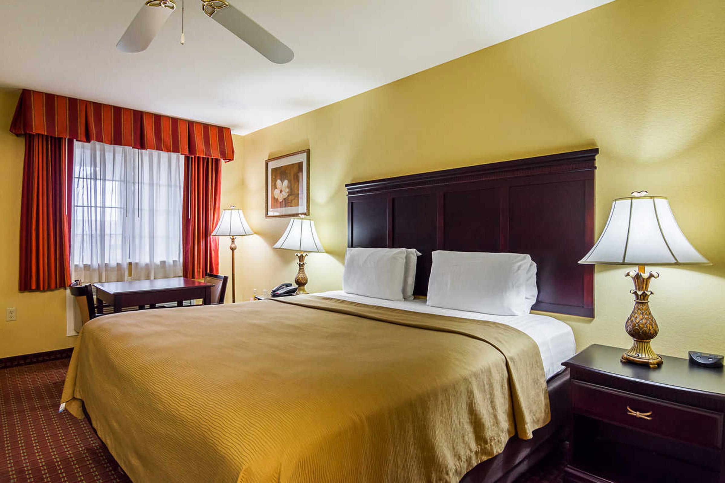 Econo Lodge Inn & Suites Bryant Bagian luar foto