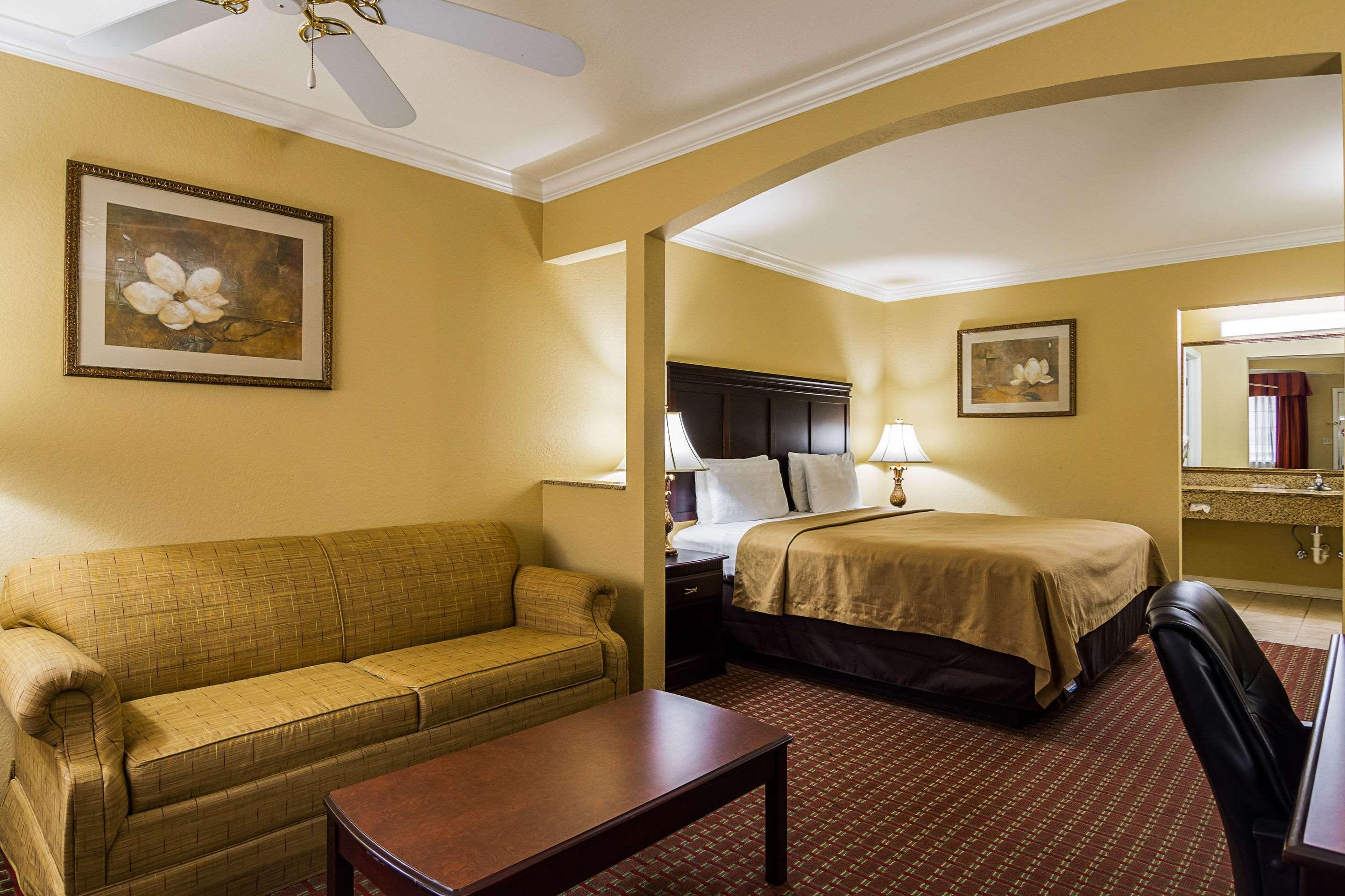 Econo Lodge Inn & Suites Bryant Bagian luar foto