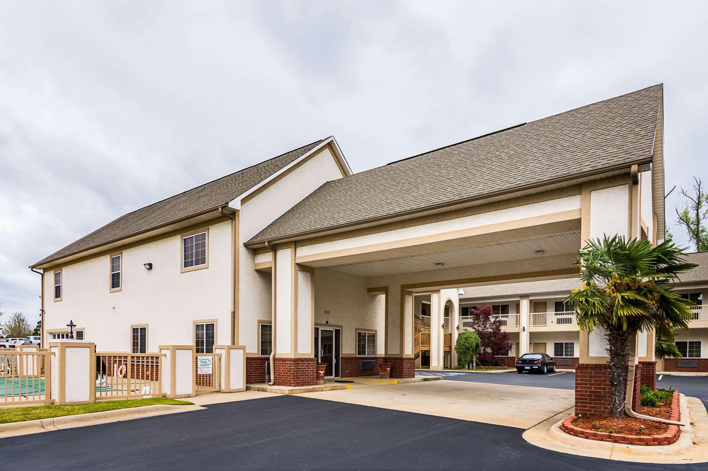 Econo Lodge Inn & Suites Bryant Bagian luar foto