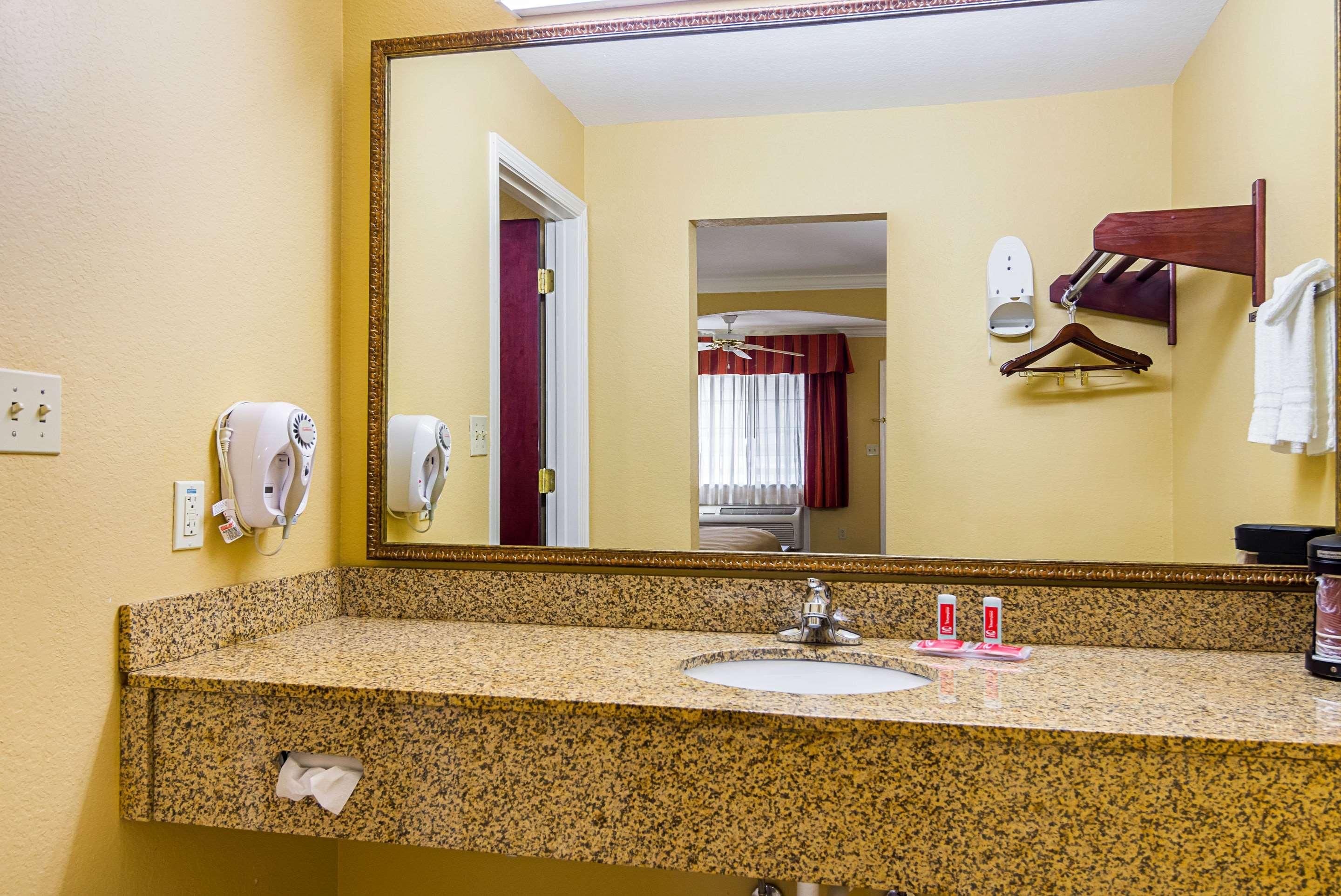 Econo Lodge Inn & Suites Bryant Bagian luar foto