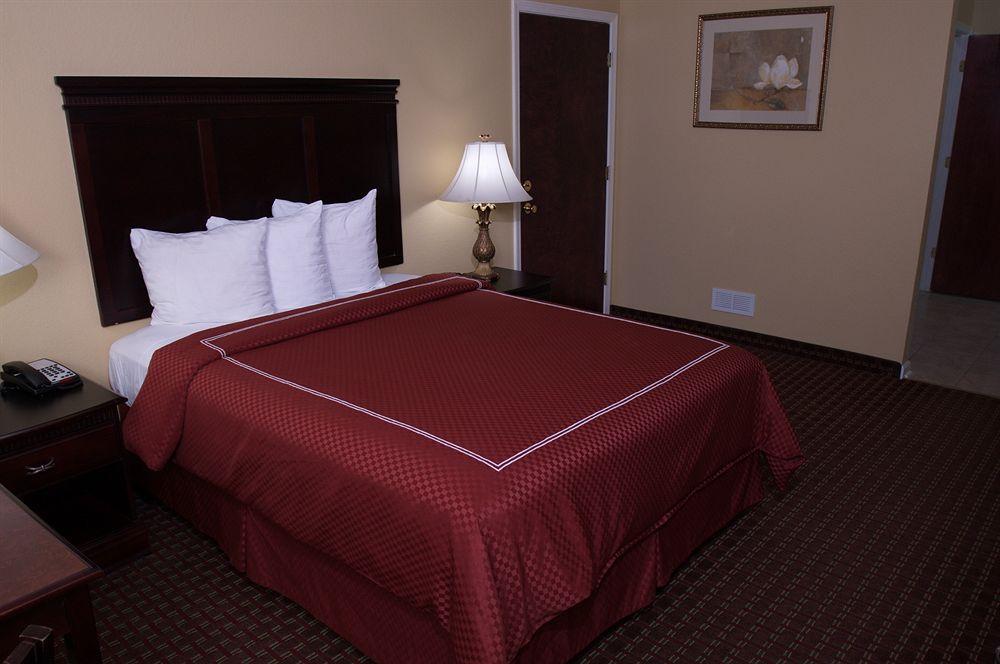 Econo Lodge Inn & Suites Bryant Bagian luar foto