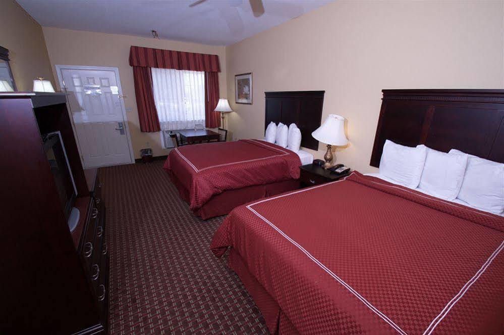 Econo Lodge Inn & Suites Bryant Bagian luar foto