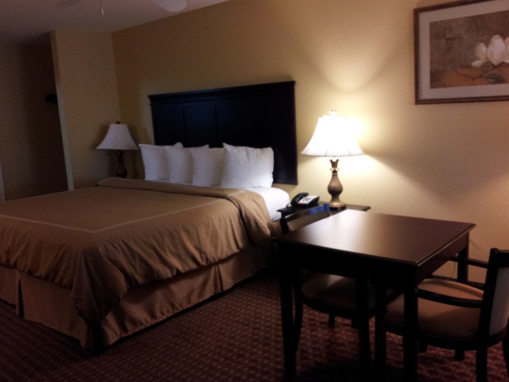 Econo Lodge Inn & Suites Bryant Bagian luar foto
